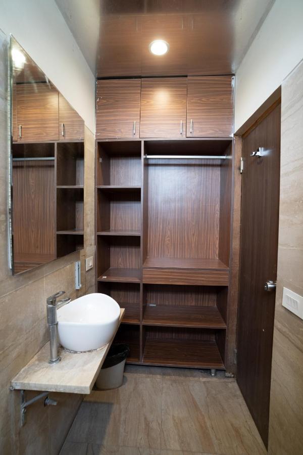 Hotel Kyra Airport Ахмедабад Екстериор снимка