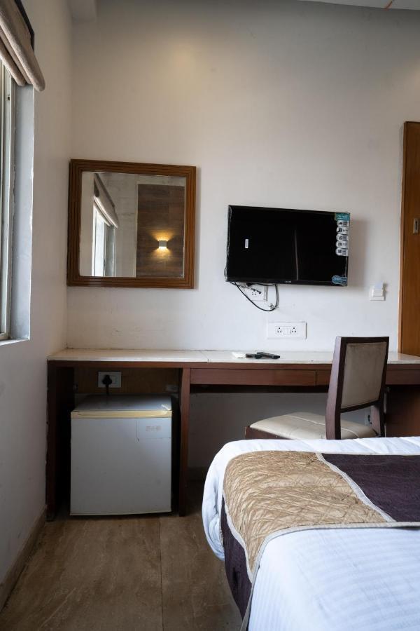 Hotel Kyra Airport Ахмедабад Екстериор снимка