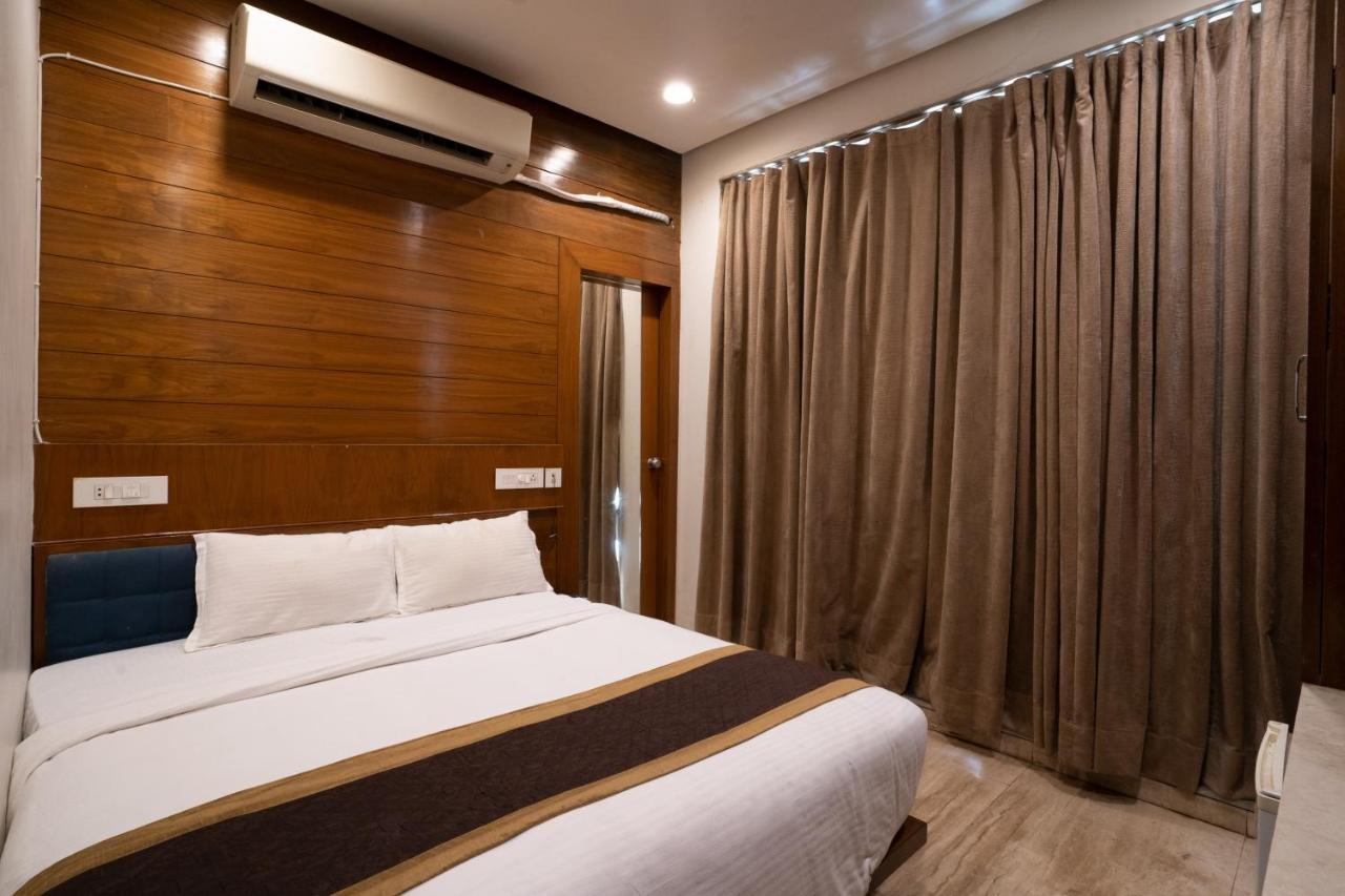 Hotel Kyra Airport Ахмедабад Екстериор снимка