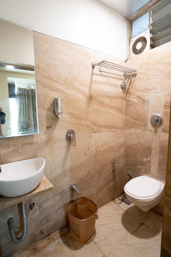 Hotel Kyra Airport Ахмедабад Екстериор снимка