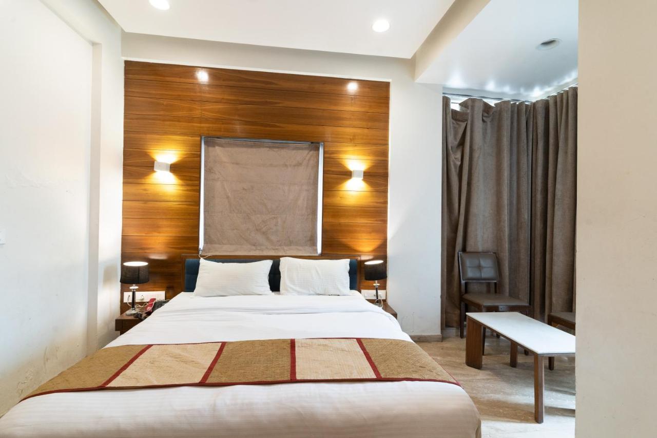 Hotel Kyra Airport Ахмедабад Екстериор снимка