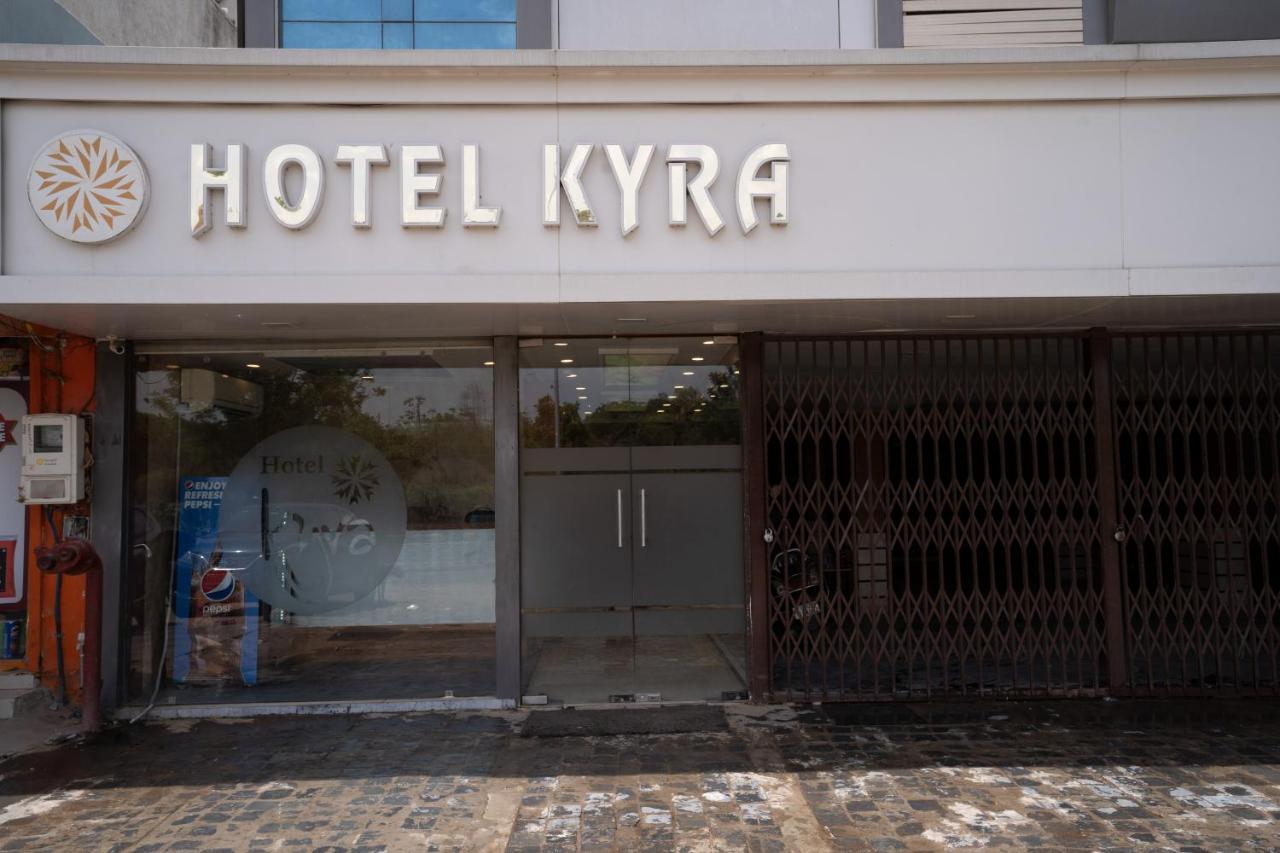 Hotel Kyra Airport Ахмедабад Екстериор снимка