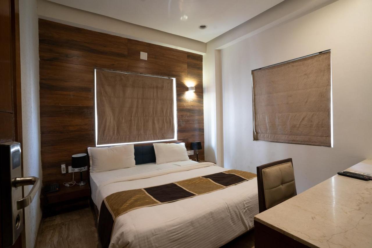 Hotel Kyra Airport Ахмедабад Екстериор снимка