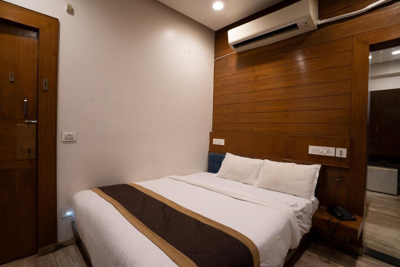Hotel Kyra Airport Ахмедабад Екстериор снимка