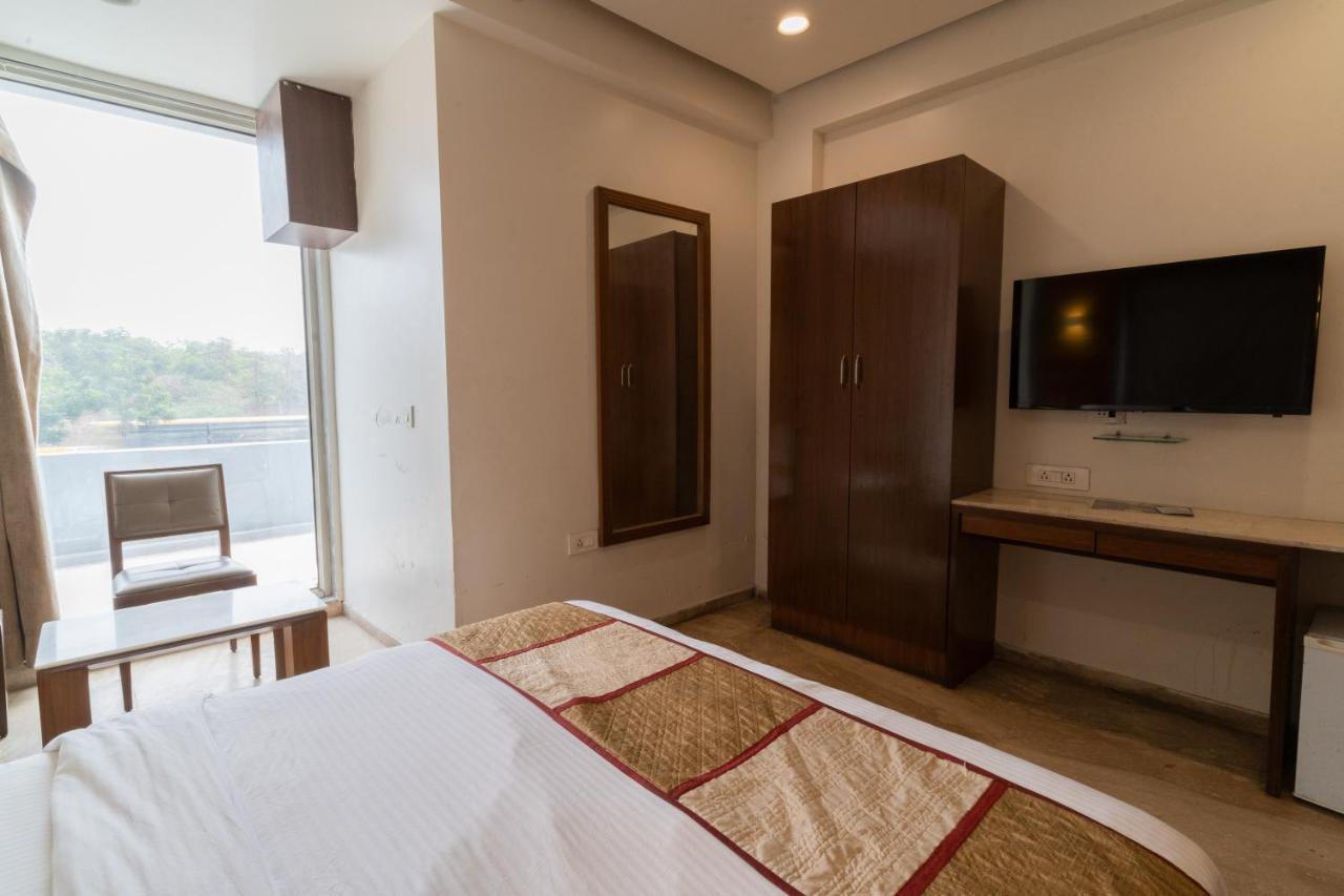 Hotel Kyra Airport Ахмедабад Екстериор снимка