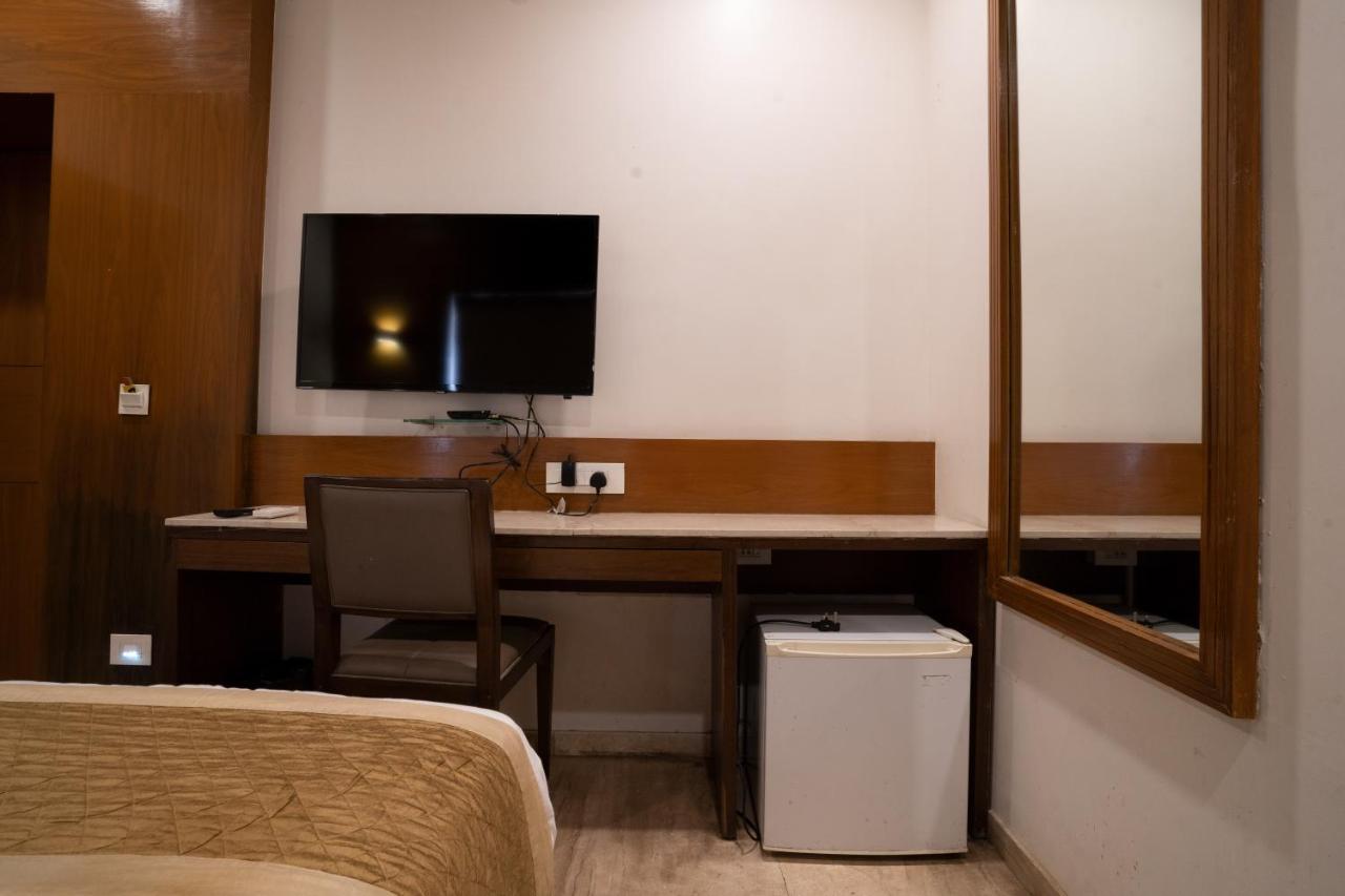 Hotel Kyra Airport Ахмедабад Екстериор снимка